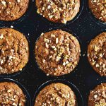 muffins de boniato y nueces en bandeja para horno